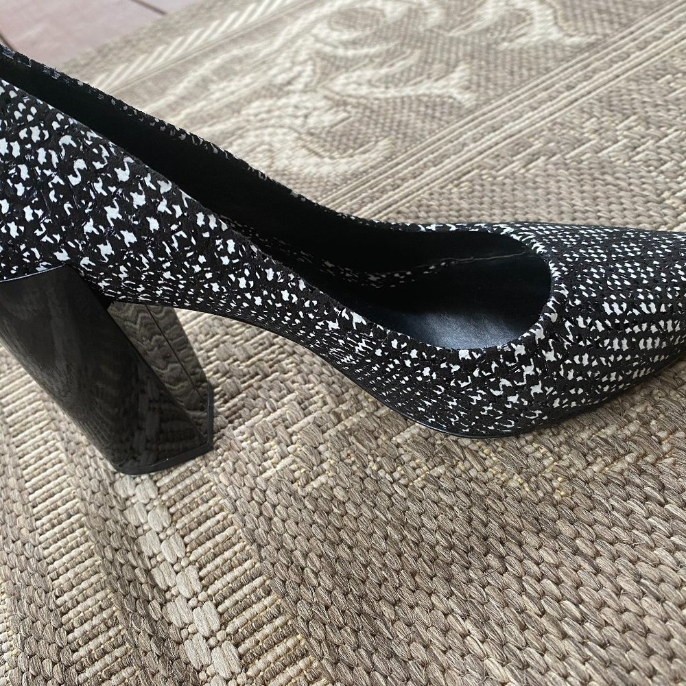 Shoes - pumps with block heel and pointed toe